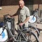 Nazario Martínez se ha convertido en el usuario de mayor edad del sistema de préstamo de bicicletas