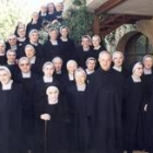 Fotografía de familia de las hermanas benedictinas de Sahagún, que posan ante el monasterio