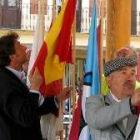 García-Prieto iza una de las banderas para inaugurar las jornadas