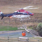 Imagen del helicóptero cargando agua en Acebedo, ayer.