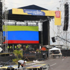 Varios hombres trabajan en el montaje de la tarima para el concierto Vanezuela Aid Live.