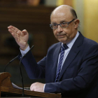 El ministro de Hacienda, Cristóbal Montoro, en su intervención en el pleno del Congreso.  HIDALGO