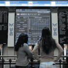 Interior de la Bolsa de Madrid, con la información sobre la evolución del Ibex 35, el pasado 5 de marzo.