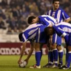 Los jugadores del Deportivo se disponen a disparar una falta durante el transcurso de un partido