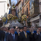Los hermanos pujaron la imagen por las calles. A. IGLESIAS