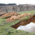 La finca está ubicada en la ladera Norte del Castro Ventosa y finaliza en el Camino de Santiago.