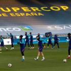 Los jugadores del FC Barcelona durante el entrenamiento del equipo en la víspera del partido ante la Real Sociedad. RAFA ALCAIDE