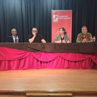 La periodista del Diario de León María Jesús Muñiz moderó el encuentro. ARAUJO