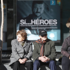 Pensionistas delante de un banco. JESÜS F:SALVADORES