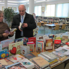 Aurora Baza y el alcalde, durante la entrega de los lotes de libros a la biblioteca de Pinilla.