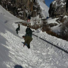 Los agentes retirando nieve en busca del acceso a un pueblo.
