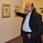 El comisario de la muestra explica uno de los grabados.