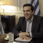 El primer ministro griego, Alexis Tsipras, durante una reunión de ayer.
