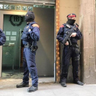 Agentes de los Mossos ante el domicilio registrado en la calle del Carme de Barcelona.