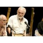 Los escritores leoneses Luis Mateo Díez, Juan Pedro Aparicio y José María Merino durante un filandón