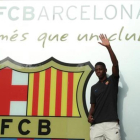 Dembélé saluda en la fachada de lasoficinas del Barça.