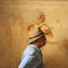 Zahi Hawass ante uno de los frescos descubiertos.