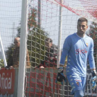 El delantero de la Cultural Isaac Aketxe se lamenta de una ocasión fallada frente al guardameta del Sporting de Gijón B Dennis. PATRICIA BREGÓN