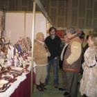 Roberto Álvarez visita uno de los puestos de la feria