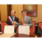 El teniente de alcalde de Chartres, Jean Pierre Gorges, y Francisco Fernández, en el momento de sell