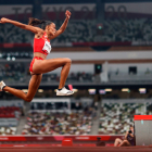 La española Ana Peleteiro bate el récord de España en la final femenina de triple salto durante los Juegos Olímpicos 2020, este domingo en el Estadio Olímpico de Tokio (Japón). EFE/ Juan Ignacio Roncoroni