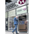 Un cliente entre en una sucursal del HSBC en Londres.