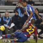 El jugador del Barça Abidal lucha un balón con el centrocampista del Espanyol, el lacianiego Valdo