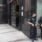 Agentes de la policía nacional a la puerta del Ayuntamiento de la capital.