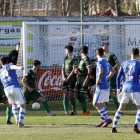 Los jugadores de La Granja lanzan un libre directo contra la meta del Astorga. MARCIANO PÉREZ