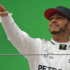 El británico Lewis Hamilton feliz en lo más alto del podio tras ganar el GP de China.
