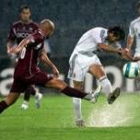 Raúl, a la derecha, chuta el balón ante la presión de Daniele Amerini, jugador del Reggina Calcio