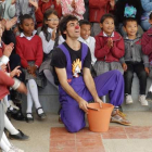 El leonés Nacho Morán ofrece agua a unos niños en un espectáculo de Payasos sin Fronteras. DL