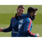 Sergio Ramos y Diego Costa conversan durante el entrenamiento de la selección.