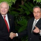Moratinos saluda a Raúl Castro, presidente en funciones