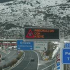 Entrada a la autopista León-Campomanes en la que se informa de la presencia de nieve