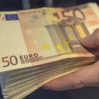 Un fajo de billetes de 50 euros en una imagen de archivo.