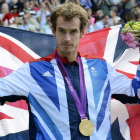 El escocés Andy Murray con la bandera de Gran Bretaña y su recién conseguida medalla de oro al cuello.