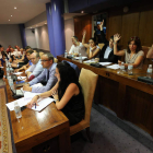 Los cinco concejales de USE levantan la mano para votar abstención en la propuesta de retribuciones, ayer en el Pleno