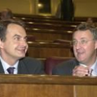 Rodríguez Zapatero y Jesús Caldera, ayer, durante la sesión de control al Gobierno en el Congreso