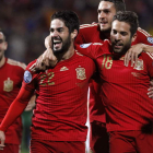 Isco, Koke y Jordi Alba celebran el gol del malagueño, el primero ante Bielorrusia