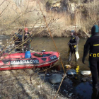 Agentes de los GEAS durante las labores de drenaje del río Bernesga que han llevado a cabo, sin éxito, este domingo.