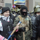 Opositores congregados frente al ayuntamiento de Kiev, ayer.