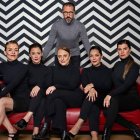 Nuria González, Lucía Barrado, Lola Casamayor, Cristina Plazas y Mónica Regueiro, sentadas junto a Fele Martínez. SERGIO PARRA