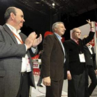 Gaspar Zarrías, José Blanco y Manuel Chaves saludan desde el escenario de la convención.