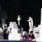 Una mujer visita un cementerio para recordar a un familiar. JUAN CARLOS HIDALGO