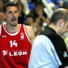 Martín Ferrer protesta a los árbitros la señalización de una técnica