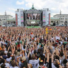 Cientos de miles de aficionados aguardan la llegada de la selección alemana a la Puerta de Brandenburgo, en Berlín, hoy.