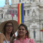 Dos turistas se hacen un 'selfie' frente al Ayuntamiento de Madrid, que luce la bandera del arcoiris en homenaje al World Pride 2017.