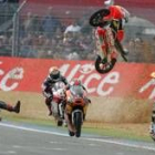 El checo Lukas Pesek observa como su motocicleta vuelta por encima de otros pilotos