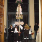 Momento en el que el ramo es conducido hacia al altar de la iglesia de Santa Bárbara.